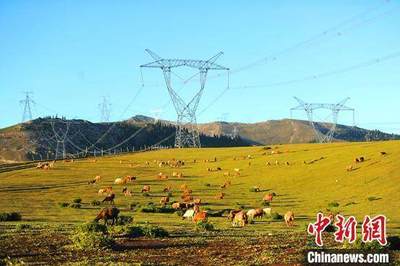 新疆超特高壓電網(wǎng)助力"風(fēng)光"變"綠電"